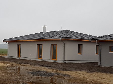 Zateplení stropu novostavby bungalovu foukanou izolací v Břehově